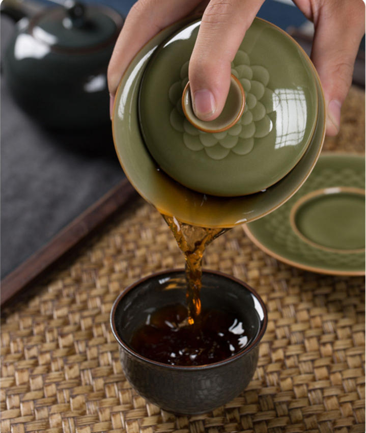 Longquan Celadon Gaiwan – Fish Scale Pattern